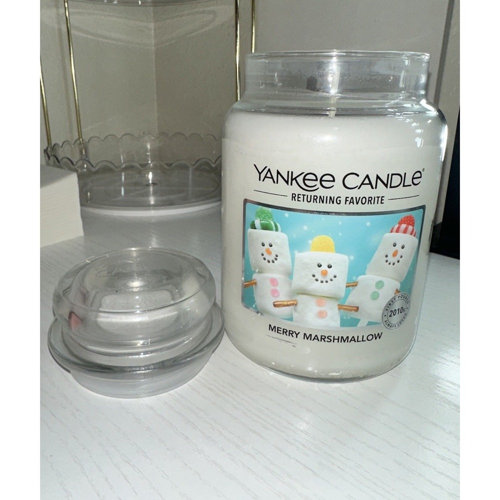 Yankee Candle Merry Marshmallow Large 22 oz White Housewarmer Candle